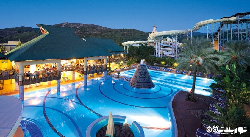 استخر روباز هتل آکوا فنتسی آکوا پارک